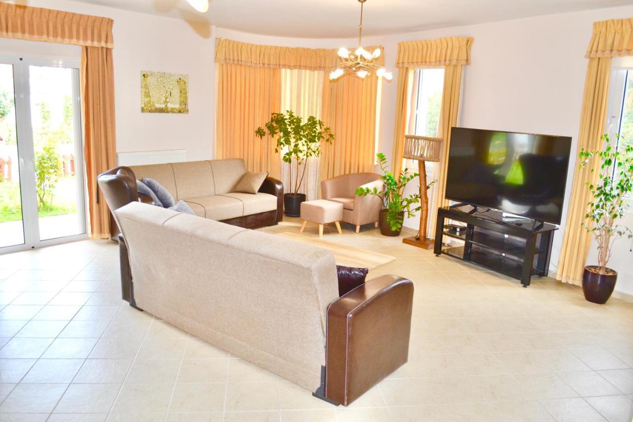 Giorgos Large Size Apartments -Family Friendly With Free Parking And Yard Views Iraklio Exterior foto