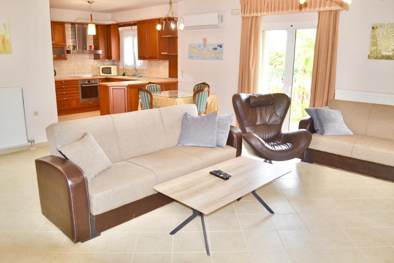 Giorgos Large Size Apartments -Family Friendly With Free Parking And Yard Views Iraklio Exterior foto